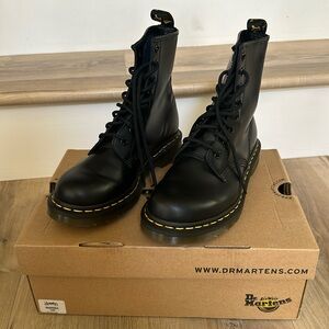Dr. Martens Size 7 Black Standard Fit
